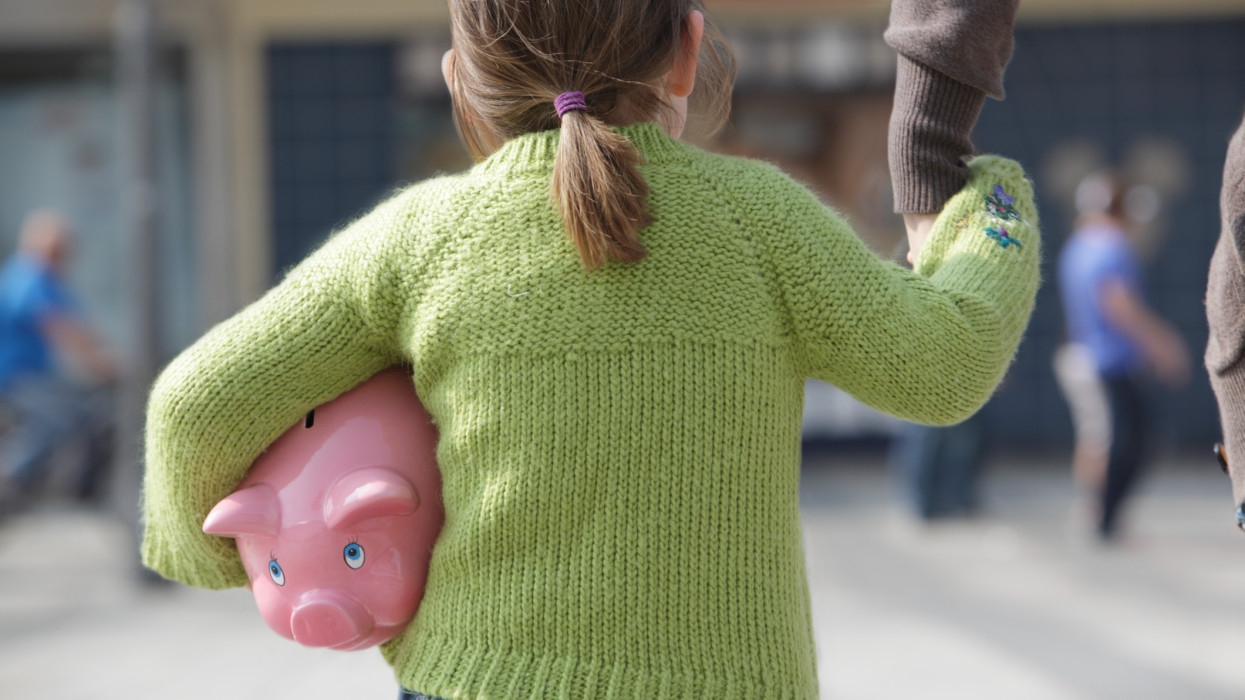 Ezt kevés szülő csinálja jól a zsebpénz kapcsán: komoly károkat szenvedhet tőle a gyerek