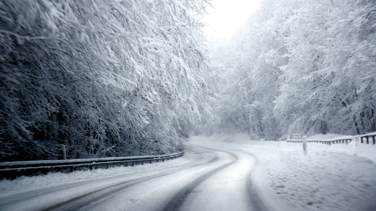 A brutális havazás betett az országnak: erre számíthatsz most a közlekedésben